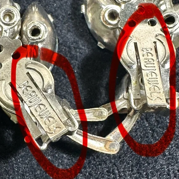 Vtg: signed BEAU JEWELS Faux Pearl & Powder Blue Rhinestone Brooch & Earring Set - Picture 5 of 6